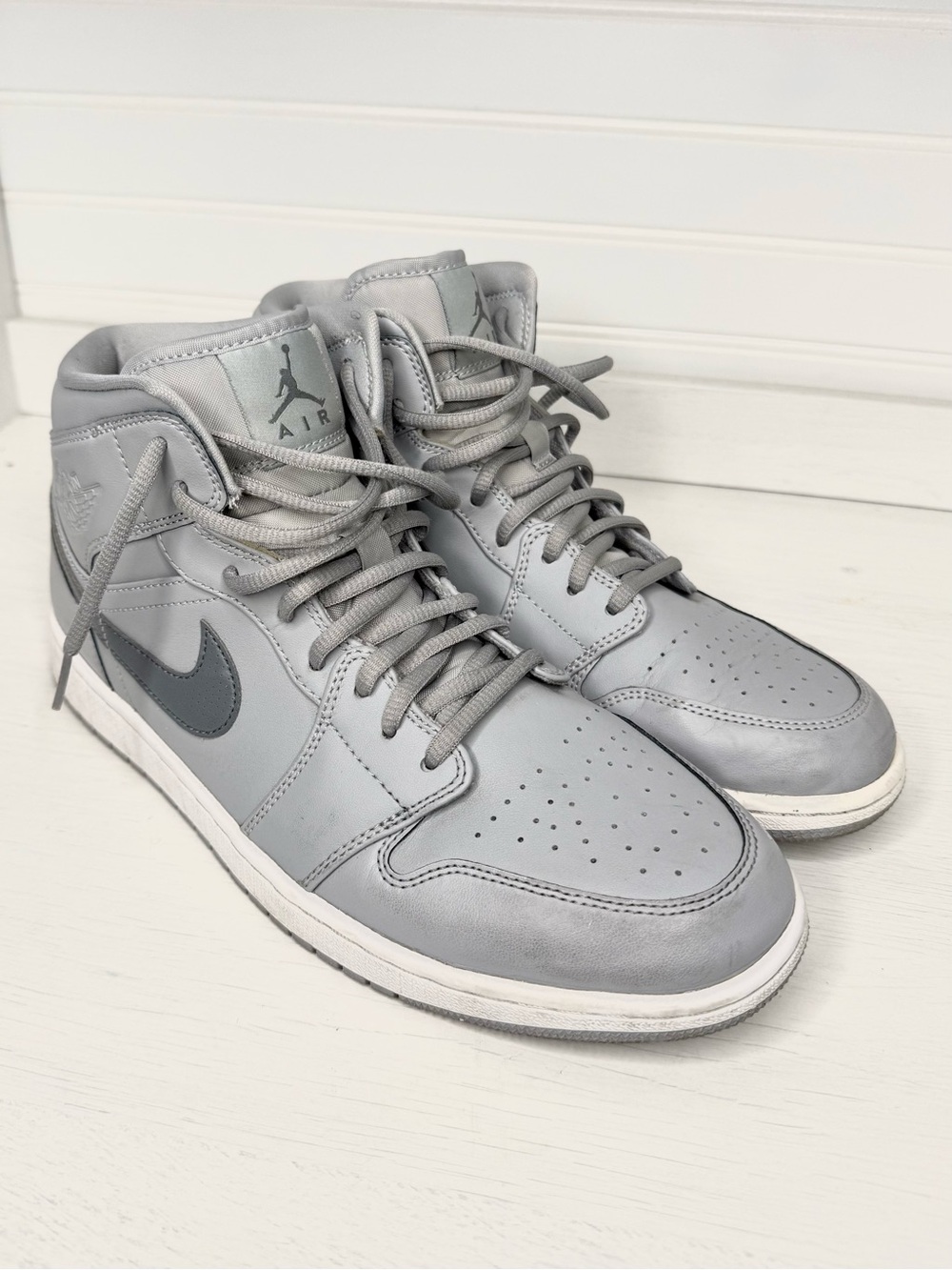 Nike Air Jordan 1 Mid Wolf Grey Cool Grey Sneaker  size 10 554724-033